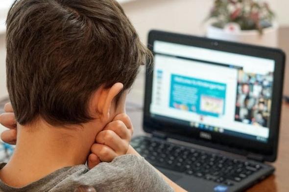 أول
      حكم
      قضائي
      من
      نوعه..
      محكمة
      الأسرة
      تُلزم
      أبًا
      "بشراء
      لاب
      توب"
      لابنته