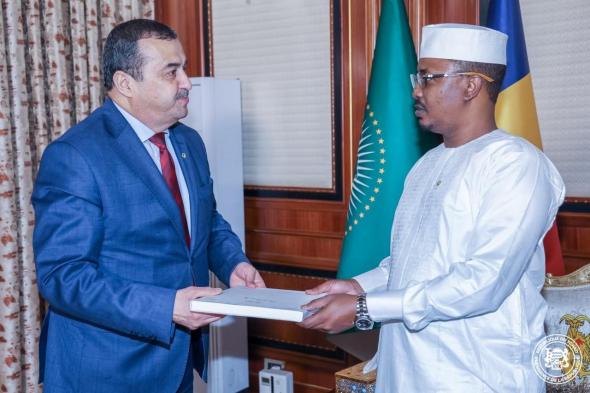 عرقاب
يُسلم
رسالة
خطية
من
الرئيس
تبون
إلى
نظيره
التشادي