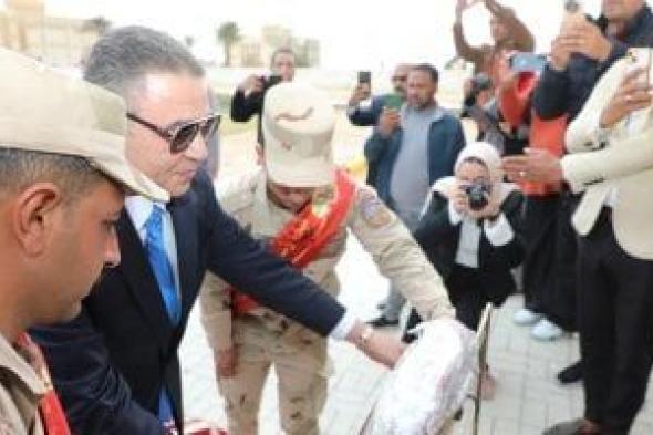 محافظ
البحر
الأحمر
يضع
إكليلًا
من
الزهور
على
النصب
التذكارى
بالغردقة..
صور
وفيديو