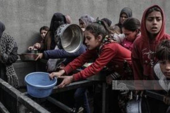 أزمة
الجوع
فى
غزة..
طوابير
من
الأطفال
والنساء
بالأوانى
الفارغة
بحثا
عن
الطعام