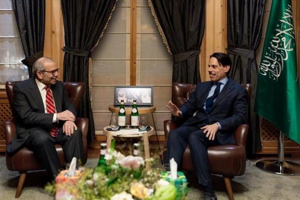 وزير
    الخارجية
    يلتقي
    رئيس
    مجلس
    الوزراء
    اللبناني