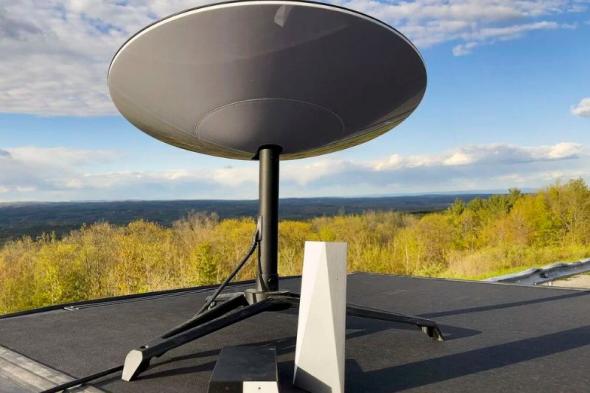 أغنى رجل في العالم يخوض حرباً مع "تنزيلات الأغبياء الكبرى"