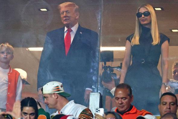 إيفانكا ترامب تسعى إلى عدم جذب الانتباه خلال ظهورها النادر مع والدها