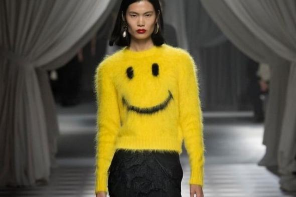 الكنزة باللون الأصفر: إشراقة دافئة وأناقة لا تُقاوم