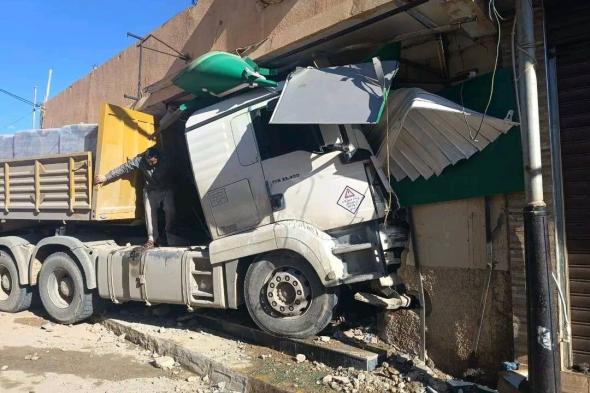 البيض:
اصطدام
شاحنة
مقطورة
بجدار
سكني
ببريزينة