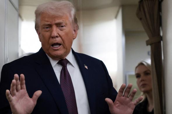 ترامب يهدد كندا برسوم جمركية بنسبة 100% إذا وقعت اتفاقا تجاريا مع الصين