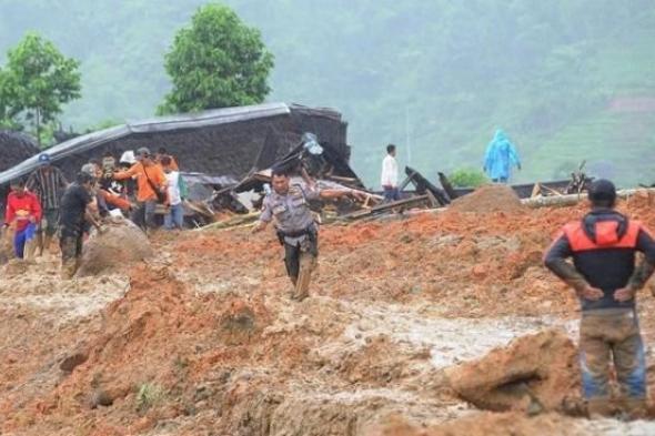 انهيار أرضي بإندونيسيا يودي بحياة 7 أشخاص وأكثر من 80 مفقودا