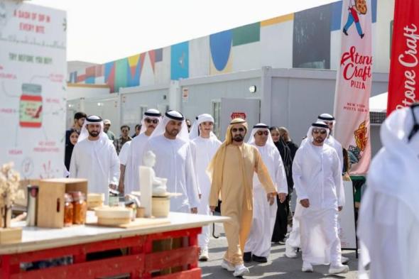 محمد
      بن
      راشد
      يلتقي
      عدداً
      من
      الفنانين
      والمثقفين
      والمبدعين
      في
      مهرجان
      القوز
      للفنون