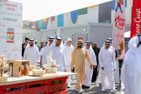 محمد بن راشد يزور الدورة الـ 14 لمهرجان القوز للفنون ويقوم بجولة في "السركال أفنيو"