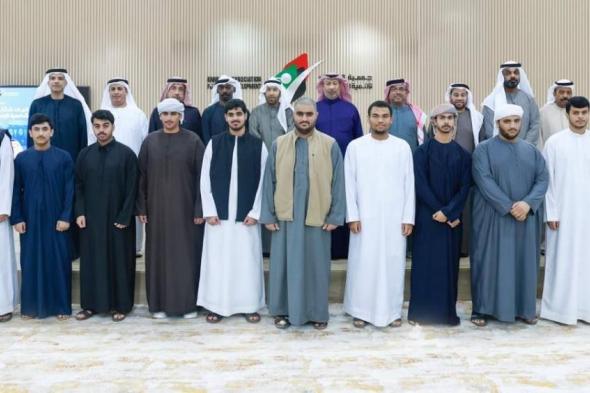 جلسة
      حوارية:
      الإنسان
      الإماراتي
      نموذج
      في
      المرونة
      والتسامح