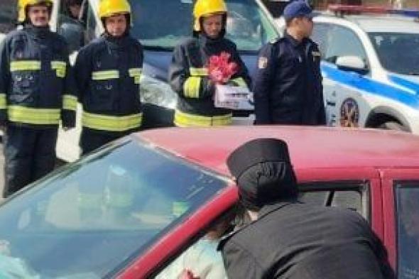 رجال
الأمن
بالبحيرة
يوزعون
الزهور
على
المواطنين
احتفالا
بعيد
الشرطة