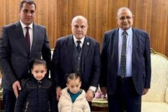 رئيس
النيابة
الإدارية
يكرم
أسرة
المستشارة
سهام
صبرى
خلال
احتفالية
حفظة
القرآن
الكريم