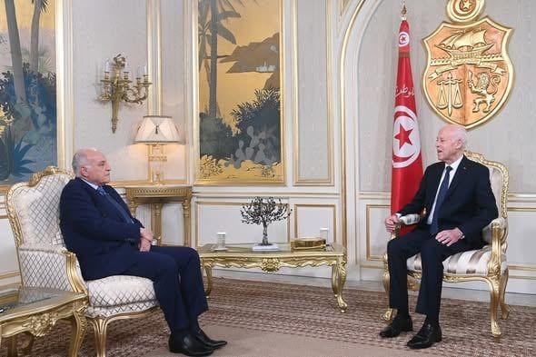 عطاف
يُستقبل
من
طرف
رئيس
جمهورية
تونس