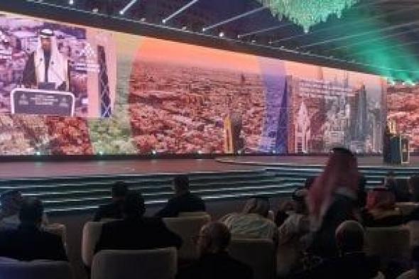 وزير
السياحة
السعودي:
السياحة
توظف
10%
من
القوى
العاملة
عالميا