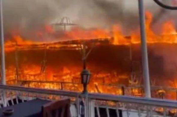 النيابة تعاين حريق مركب سياحى بكورنيش أسوان.. صور