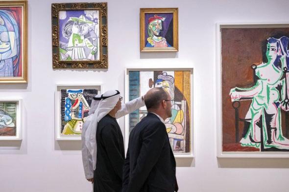 خالد بن محمد يطلع على أعمال فنية تُوثّق محطات تاريخية