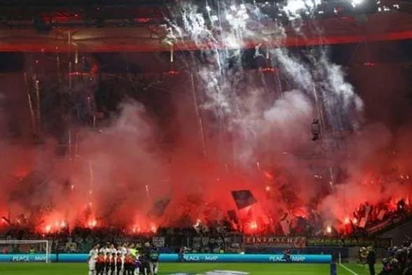 إصابة
    64
    شرطيًا
    بجروح
    في
    مباراة
    بالدوري
    الألماني