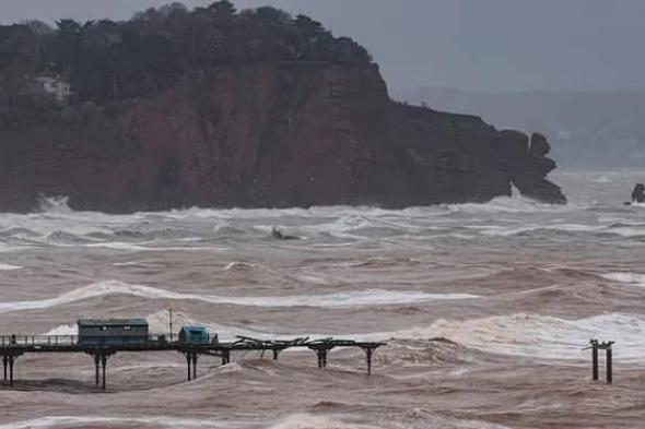 «إنغريد»
      تبتلع
      رصيف
      «تينموث
      الكبير»