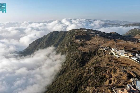 السحب
    تعلو
    مرتفعات
    أبها
    في
    مشهد
    شتوي
    أخّاذ