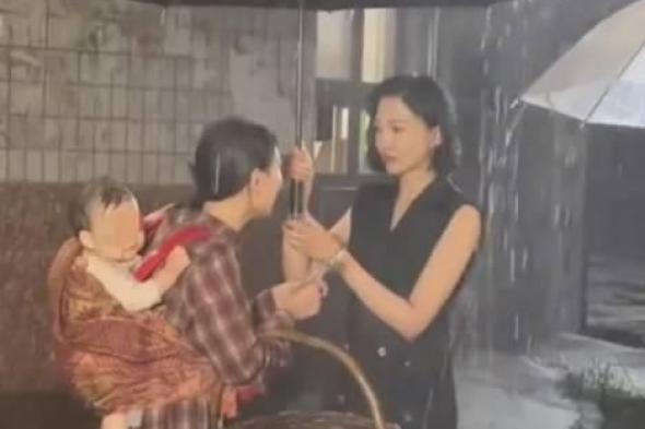 رضيع
      صيني
      تحت
      المطر
      لتصوير
      «لقطة»