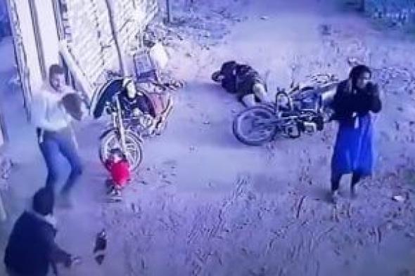 سبب
خلافات
الجيرة..
ضبط
المتهمين
بالتعدى
بـ
فأس
على
أسرة
بالشرقية