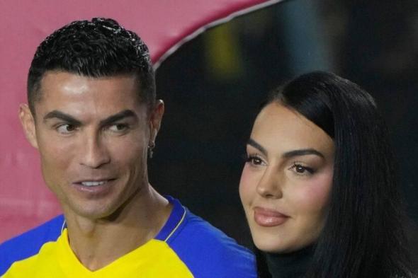 رونالدو
      يشعل
      إنستغرام
      برسالته
      لجورجينا:
      عيد
      ميلاد
      سعيد
      لامرأة
      حياتي