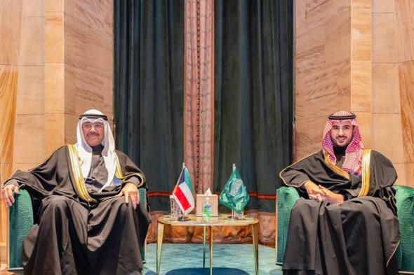 وزير
الدفاع
يبحث
تعزيز
التعاون
الثنائي
مع
نظيره
الكويتي