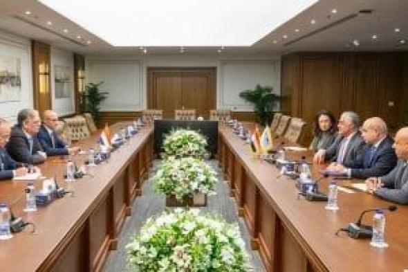 رئيس
اقتصادية
قناة
السويس
يبحث
مع
سفير
هولندا
فرص
التعاون
في
الطاقة
المتجددة