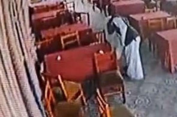 كاميرا
مراقبة
تكشف
المتهم
بإشعال
النيران
فى
مطعم
بأسوان..
فيديو