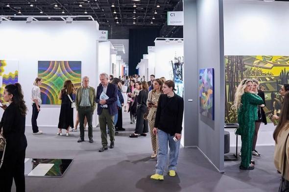 «فايننشال
      تايمز»:
      سوق
      الفن
      العالمي
      يراهن
      على
      أبوظبي
      ودبي