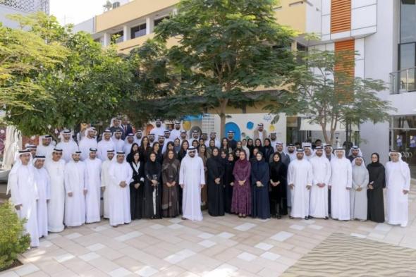 أحمد
      بن
      محمد
      يطلق
      منصة
      «دبي+»
      الرقمية