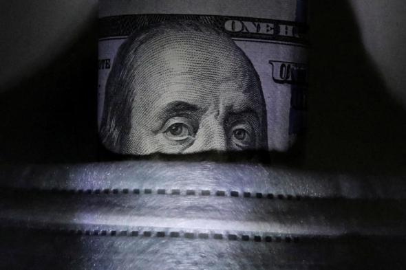 خبراء:
الدولار
يواجه
أزمة
ثقة..
وتعليق
ترامب
يصب
الزيت
على
النار