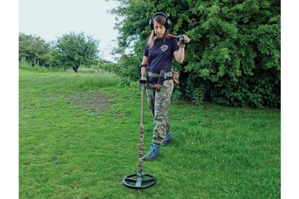 نساء في بريطانيا يبحثن عن «الكنوز» المدفونة لأغراض ترفيهية ومعرفية