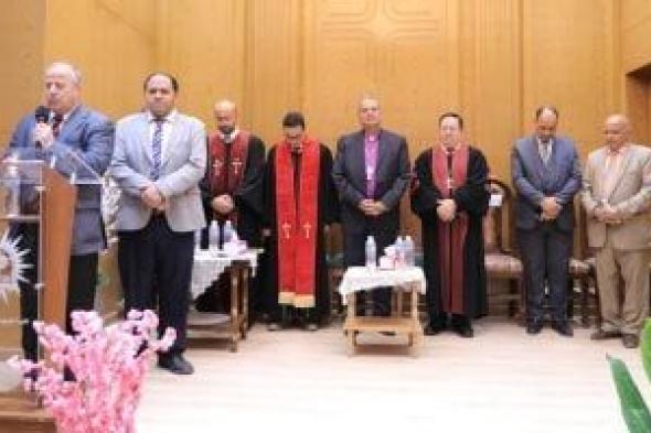 رئيس
الطائفة
الإنجيلية
يشهد
تنصيب
القس
موريس
جابر
بكنيسة
شمس
الدين
بالمنيا