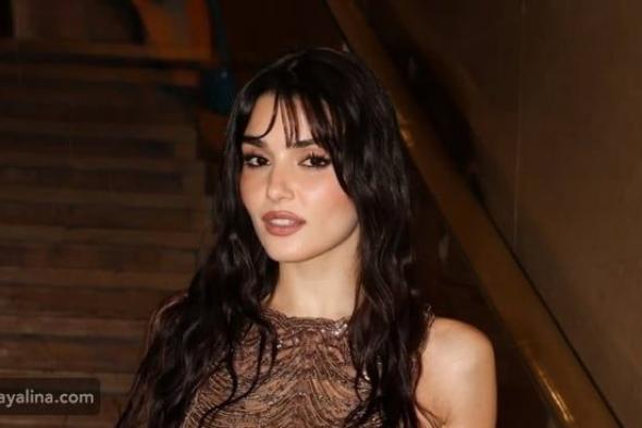 هاندا أرتشيل تلفت الأنظار في عرض أزياء إيلي صعب بباريس: ما رأيك في إطلالتها؟