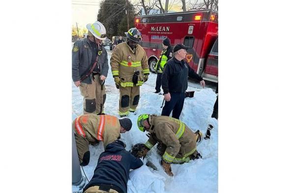 إنقاذ
طفل
أمريكي
سقط
في
بالوعة
متجمدة