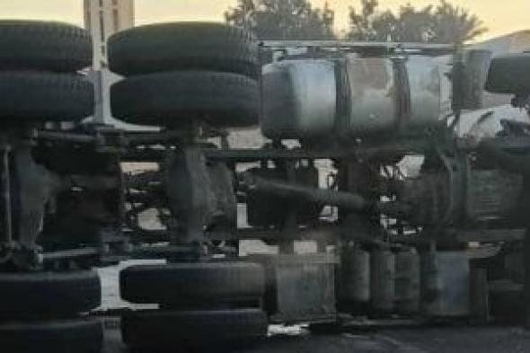 التحفظ
على
السائقين
فى
انقلاب
سيارة
نقل
محملة
بسن
أبيض
بالشرقية