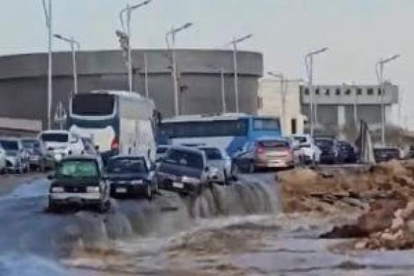 انفجار
ماسورة
مياه
أمام
معرض
الكتاب
فى
التجمع
وتلف
عدد
من
السيارات..
صور