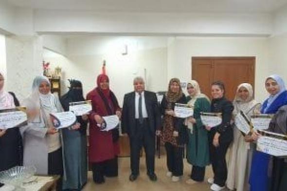 وكيل
تعليم
الأقصر
يكرم
المتميزات
من
معلمات
رياض
الأطفال