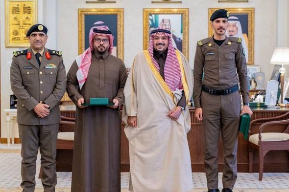 أمير
    القصيم
    يكرم
    رجل
    أمن
    ومواطنا
    لموقفهما
    الإنساني
    في
    مساعدة
    فتاة
    من
    أسرة
    سودانية
    تعرضت
    لحادث
    مروري