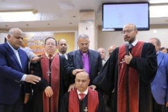 رئيس
الطائفة
الإنجيلية
يرسم
القس
أفرايم
إسحق
راعيا
لكنيسة
مركز
ناصر
ببنى
سويف