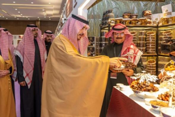 الأمير
    فيصل
    بن
    نواف
    يدشّن
    مهرجان
    تمور
    الجوف
    في
    نسخته
    الثانية
    عشرة