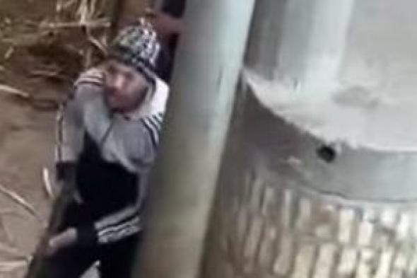 أمن
قنا
يضبط
صاحب
فيديو
تهديد
عمه
وأبنائه
بسلاح
نارى
فى
قرية
رفاعة