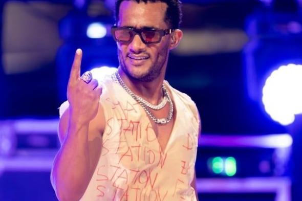 لحظة إنسانية تجمع محمد رمضان وطفل من ذوي الهمم على المسرح