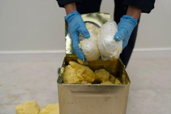 إحباط
تهريب
269
ألف
حبة
من
الإمفيتامين
المخدر
مُخبأة
في
إرسالية
“مواد
غذائية”