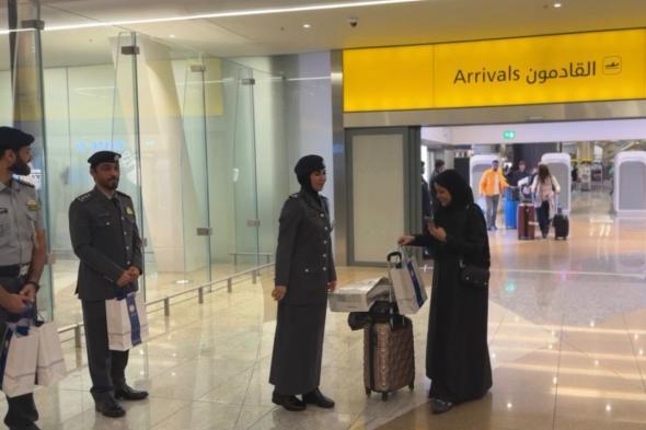 شرطة أبوظبي تستقبل الأشقاء الكويتيين بالهدايا والورود في "مطار زايد الدولي"