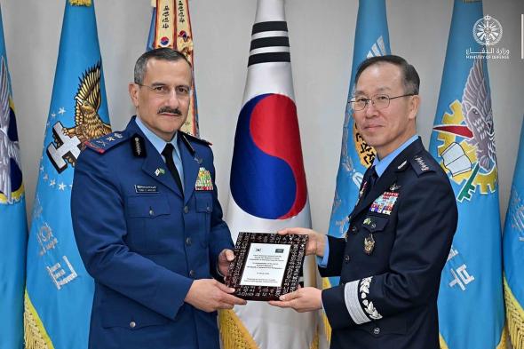 قائد
    ‎القوات
    الجوية
    يبحث
    مع
    الجانب
    الكوري
    سبل
    تعزيز
    التعاون
    العسكري
    المشترك