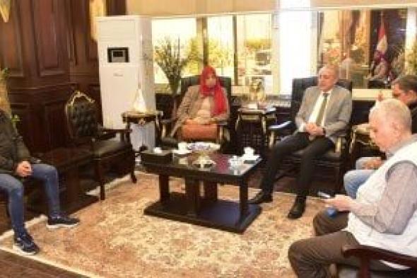 محافظ
الأقصر
يستقبل
رئيس
هيئة
المساحة
لمتابعة
منظومة
التقنين
والميكنة