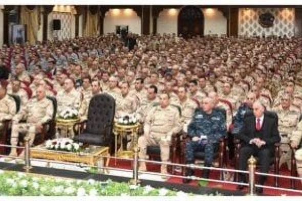 الفريق
أول
عبد
المجيد
صقر
يلتقى
بعدد
من
قادة
وضباط
القوات
المسلحة