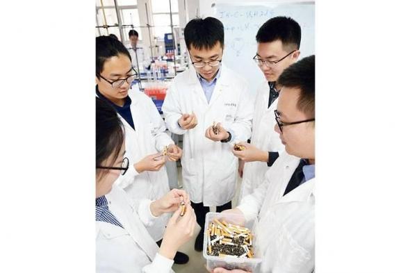 أعقاب
      السجائر..
      بطاريات